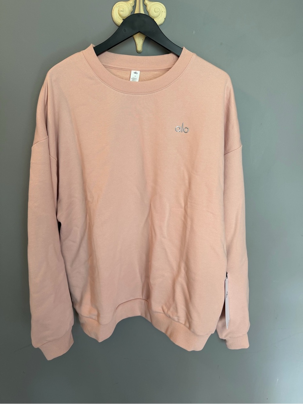 ALO Yoga Accolades Crewneck Sweatshirt in Pink Quartz